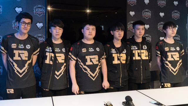 他们调整并 他们调整并